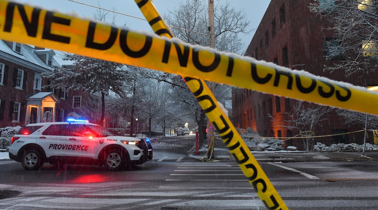 Liberan a persona de interés por tiroteo en la Universidad Brown; agresor sigue prófugo
