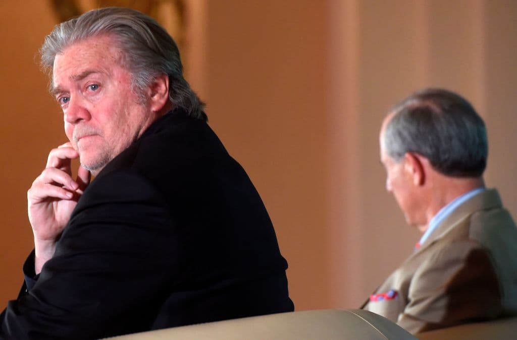 ¿Por qué los congresistas quieren tanto hablar con Steve Bannon?