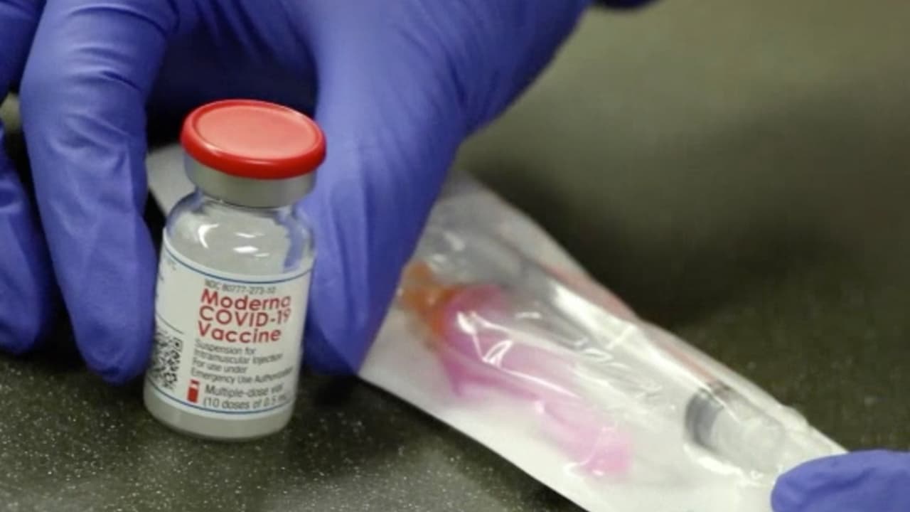 “Me han dicho que se van a convertir en zombis, que te van a poner un microchip, que puedes quedar estéril, que puedes perder la vista, el oído, que te vuelves impotente”, dijo el Dr.
<a href="https://www.univision.com/local/houston-kxln/coronavirus-pruebas-covid-19-joseph-varon-resultados-houston-texas">Joseph Varón,</a> director médico de la Unidad Covi-19 del United Memorial Medical Center en Houston.