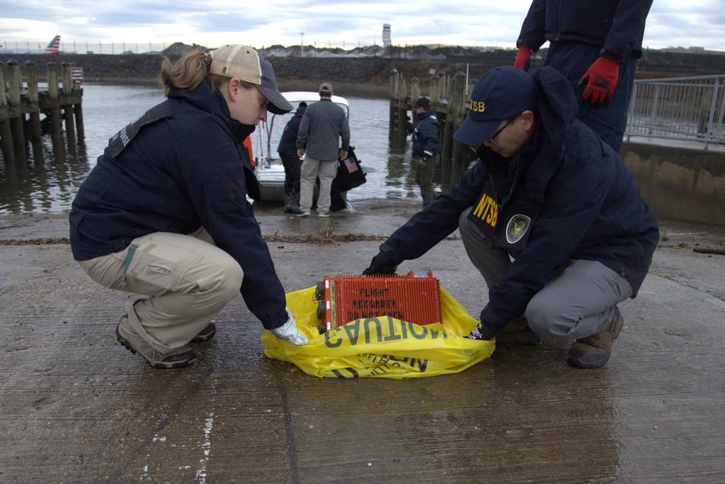 La NTSB ya cuenta con las cajas negras de ambas aeronaves y trabaja en la descarga de la información contenida en estos dispositivos. El coronel Francis B. Pera, del Cuerpo de Ingenieros del Ejército, explicó que los equipos de rescate operan bajo estrictos protocolos que detienen inmediatamente la remoción de escombros cuando se localiza un cuerpo, priorizando la recuperación digna de los restos humanos.