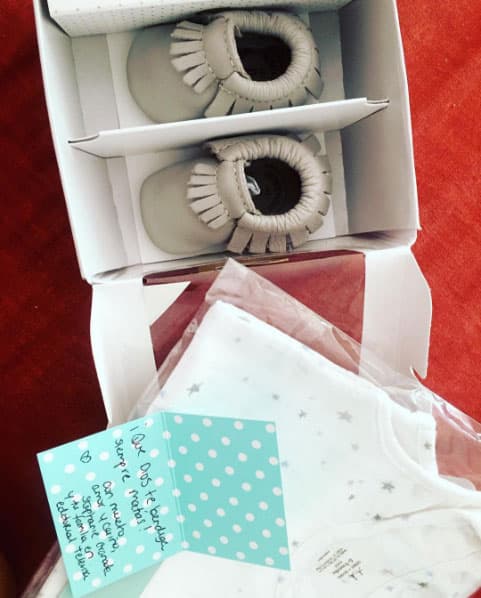 "Me llegan muchos regalos de amigos de mis papis 😍@sgranada gracias 😍😘", escribieron en esta imagen.