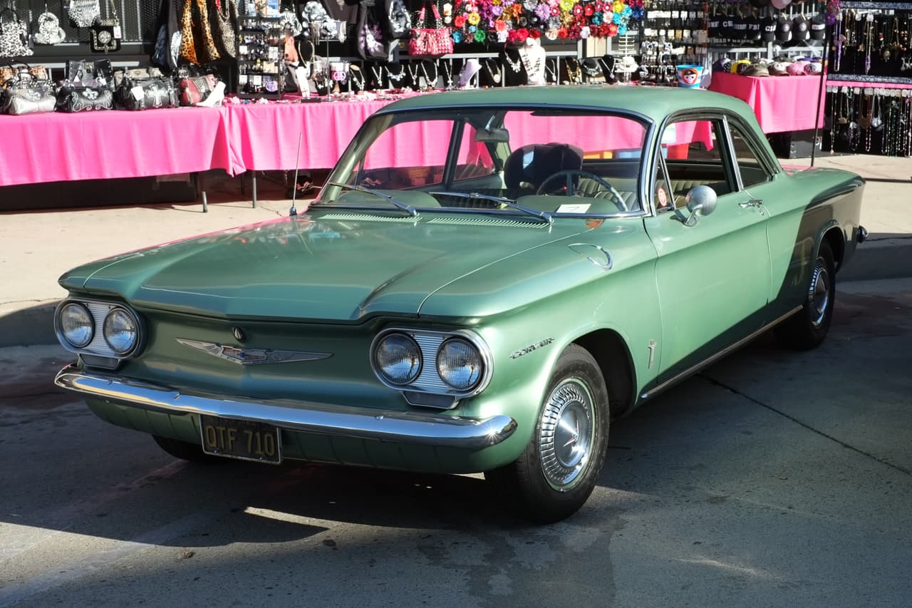 <h3 class="cms-h3-H3"><b>Chevrolet Corvair</b></h3>
<br>Este modelo de Chevrolet era ofrecido sin sistemas de seguridad (problema común en los autos de la década de los 60). El Corvair prescindía de columna de dirección colapsable y cinturones de seguridad de tres puntos. Además, el diseño del eje trasero provocaba sobreviraje. Este auto se fabricó entre los años 1960 y 1969.