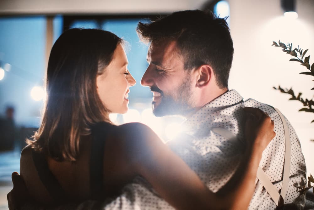 <b>Libra con Tauro, una relación elegante, con clase</b>
<br>La relación entre estos dos signos regidos por el mismo planeta, o sea por Venus, tiende a ser muy elegante y clásica. Ambos poseen gustos refinados, les encanta la comodidad, la buena mesa, las actividades sociales con grupos selectos. En la intimidad rodean cada encuentro con un toque de belleza.