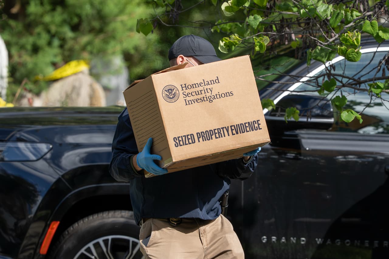 Se les vio sacando cajas que presuntamente contienen "pruebas de bienes incautados".