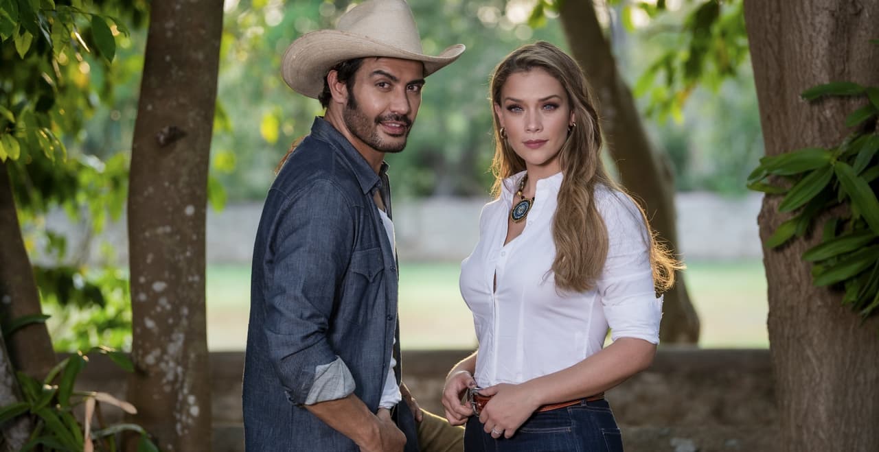 Tierra de Esperanza tendrá esta noche un estreno especial de dos horas por Univision: aquí el amor podrá sortear cualquier tormenta