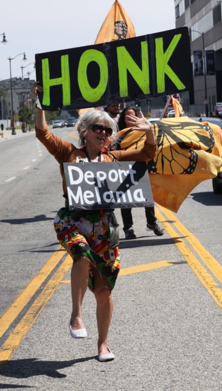Parte de la manifestación incluyó expresiones alrededor del 'Metropolitan Detention Center', en el edificio federal
<b>Edward R. Roybal</b>, en el
<b>535 norte, de Alameda Street</b>, en el centro de Los Ángeles. Había quienes pedían
<b>tocar bocina</b>, a quienes estuvieran de acuerdo con
<b>deportar a Melania</b>, refiriéndose a la primera dama de Estados Unidos.
<b><a href="https://www.univision.com/local/los-angeles-kmex/detras-de-la-historia-de-inmigracion-de-melania-trump-video" target="_blank">Melania Trump nació en Eslovenia</a></b>, en Europa central.