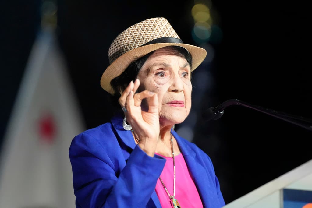 La legendaria activista
<b> <a href="https://www.univision.com/local/fresno-kftv/dolores-huerta-confiesa-dos-hijos-abuso-sexual-cesar-chavez" target="_blank">Dolores Huerta</a></b> estuvo guardando un secreto durante 60 años. Pudo habérselo llevado a la tumba. Pero, el miércoles, 18 de marzo de 2026,
<b>a sus casi 96 años</b>, la cofundadora de la histórica
<b>Asociación Nacional de Trabajadores Agrícolas (1962)</b>, hoy
<b>United Farm Workers of America</b>, confesó que su excolega, el
<b>icónico líder sindical César Chávez</b> (1927-1993) la agredió sexualmente.