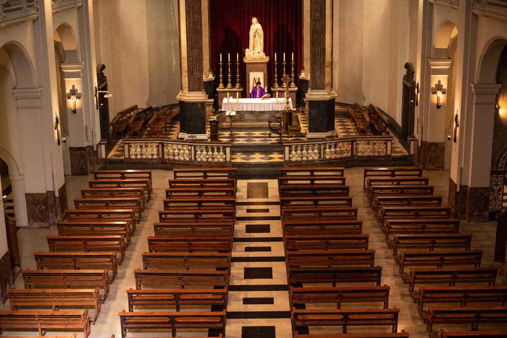 La historia del obispo que dejó el cargo tras revelarse una relación con una escritora de novelas satánicas