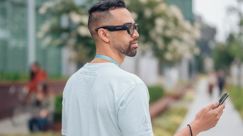 ¿Te imaginas ir por la calle y poder tomar fotos o grabar videos cortos sin necesidad de sacar el celular? Con las Ray-Ban Stories será posible.