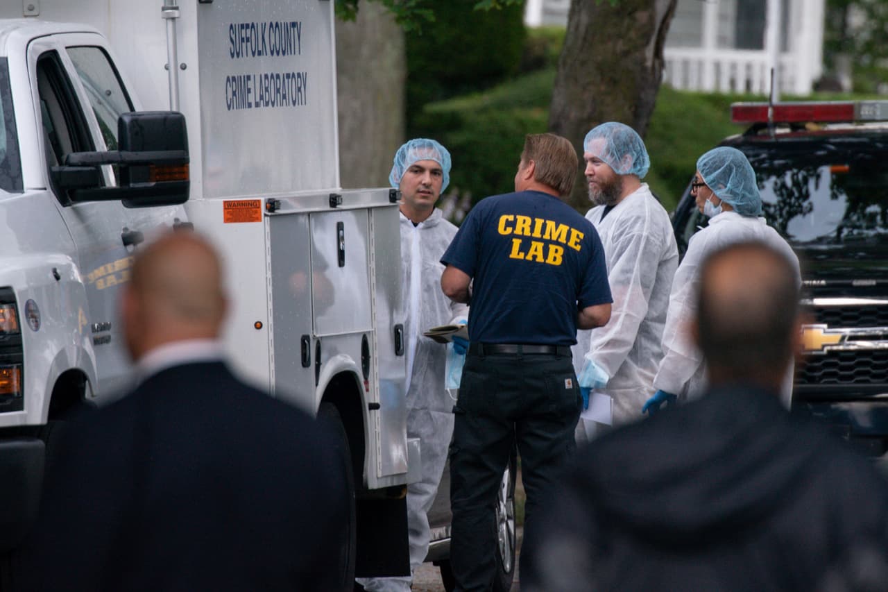 La casa de Massapequa Park, donde vivía Rex Heuermann con su familia es analizada por investigadores.
