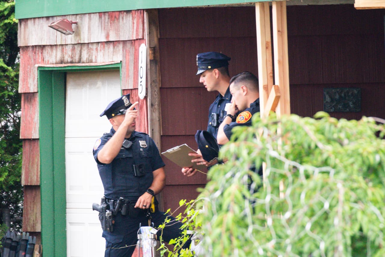 Policías custodian la casa de Massapequa Park donde vivía
<a href="https://www.univision.com/local/nueva-york-wxtv/caja-pizza-pista-delato-asesino-serial-buscado-nueva-york" target="_blank">Rex Heuermann</a>, sospechoso de ser el asesino de Gilgo Beach.
