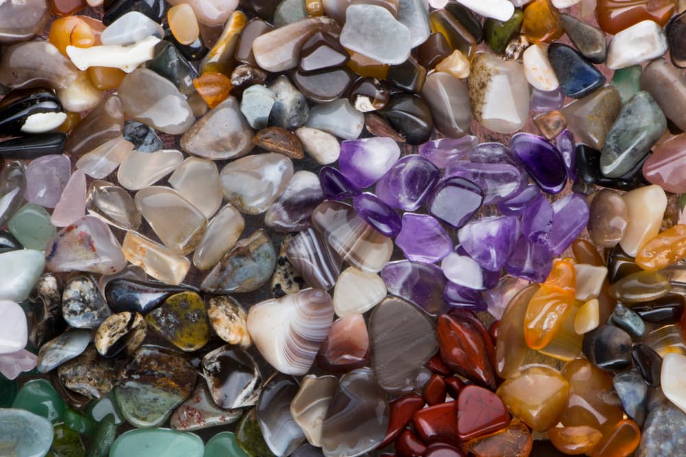 Si sientes que los poderes de la piedra o gema ya no son los mismos cuando la sostienes o han pasado cierto tiempo, también es señal de que debes limpiarla - o incluso reemplazarla. Es importante que uno sienta esa conexión energética y emocional con el amuleto, pues es algo 100% personal.