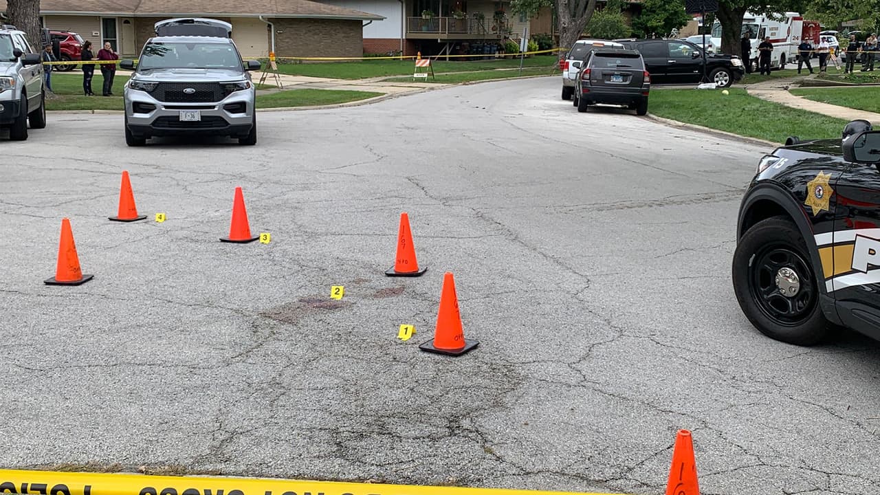 Al llegar, los policías encontraron a
<b>dos personas heridas de bala en la entrada del garaje</b> de la vivienda marcada con el número 5550.
<b>Otra mujer herida fue encontrada sobre la calle</b>, a algunos pies de la casa.