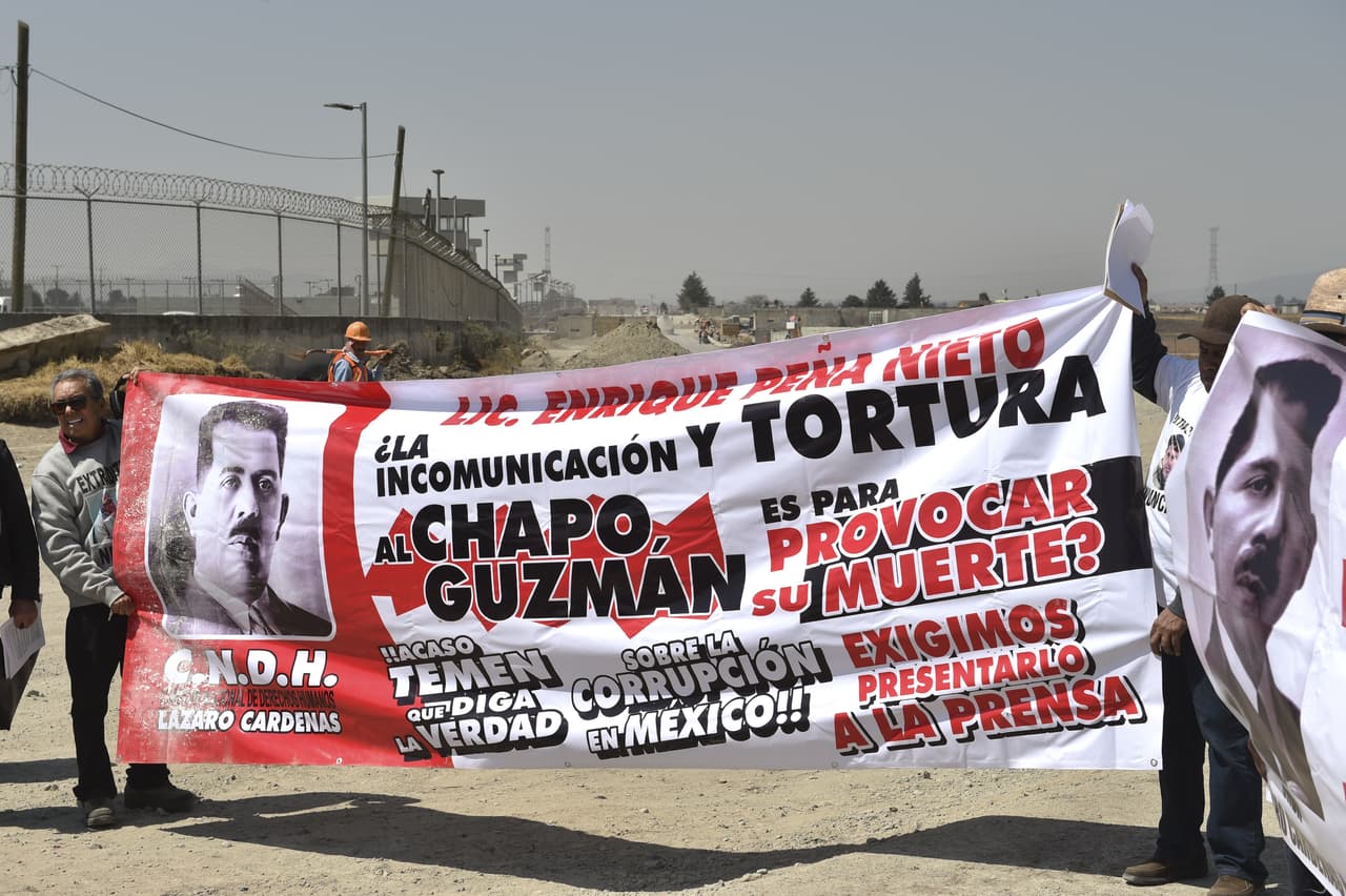 <b>The dilemma of extradition, February 2016</b>. In the photo, protesters display a banner in front of the Altiplano prison against the extradition of El Chapo to the United States and denounce that he is being tortured.