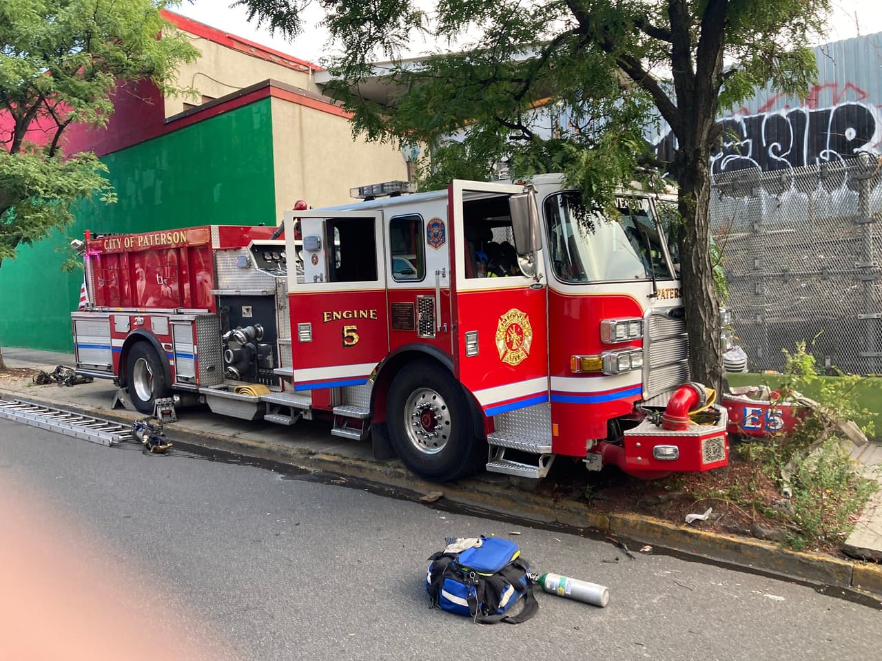 Bombero permanece hospitalizado tras choque de dos camiones de bomberos en Paterson