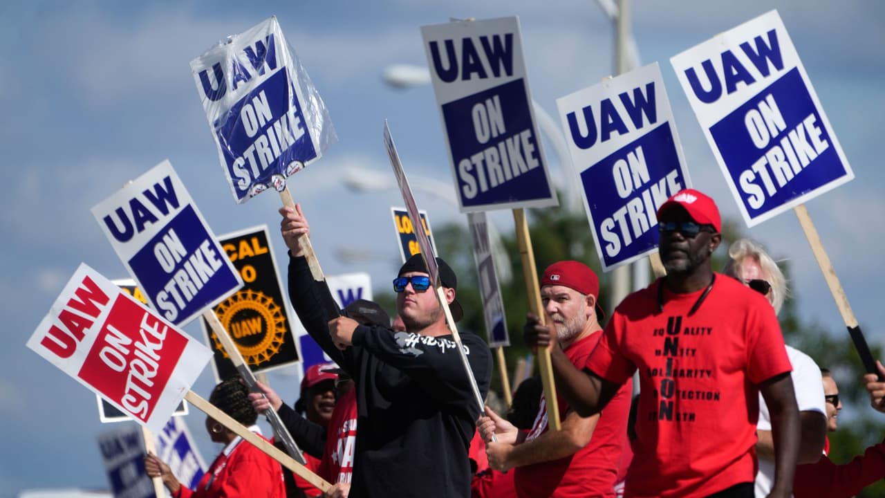 Huelga de “United Auto Workers” se expande a la planta de General Motors en Arlington, afectando la producción de camionetas populares