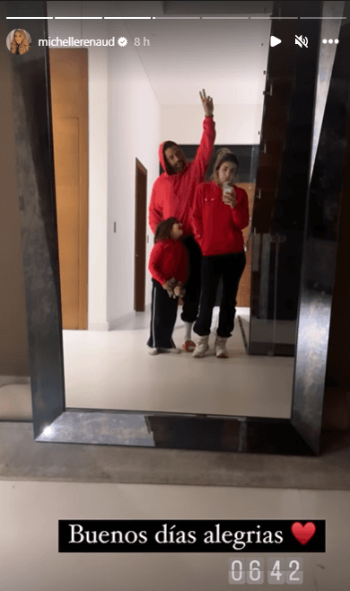 Según apuntó junto a las imáganes, Michelle está viviendo con Novoa y su hijo Marcelo en la misma casa. En una parte del texto se refirió al lugar en el que "amanecen juntos" como su hogar.