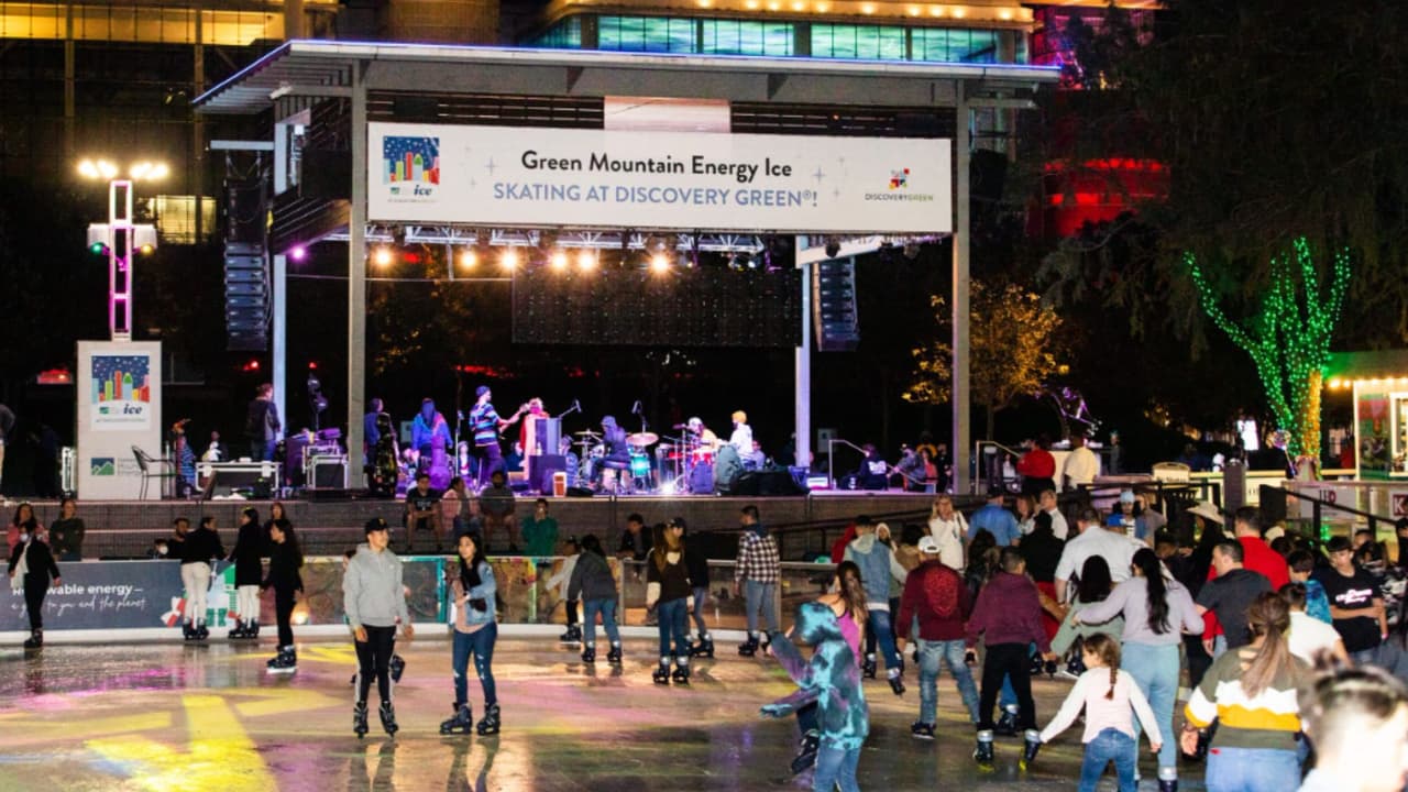 Discovery Green se adentra en el espíritu navideño con una pista de patinaje sobre hielo