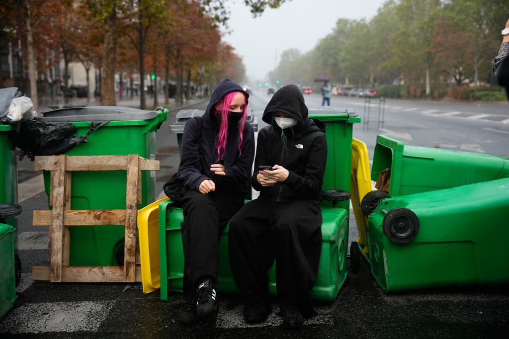 La policía de París impone un toque de queda nocturno en dos zonas de la capital francesa ante la crisis de protestas
