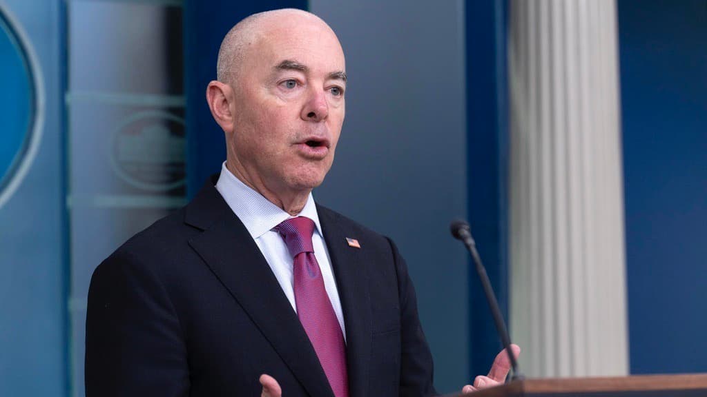 Mayorkas advierte de posibles actos terroristas de "delincuentes solitarios" en centros de votación