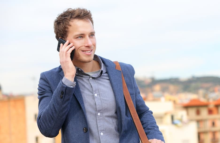 Hombre llamando por su smartphone
