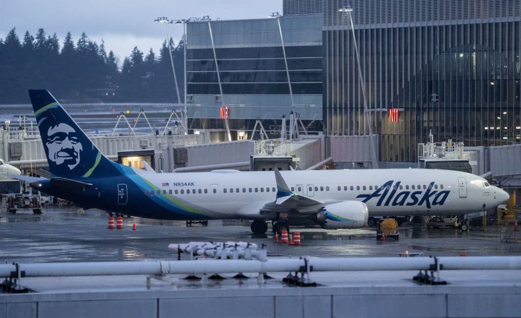 La FAA ordena dejar en tierra a más de 170 aviones Boeing 737-9 después de que uno de Alaska Airlines perdiera una ventana en pleno vuelo