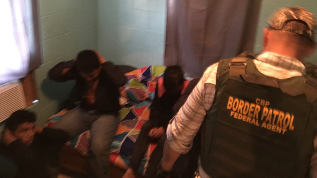 Patrulla Fronteriza rescata a casi 3,500 inmigrantes retenidos en cientos de casas de seguridad en Texas
