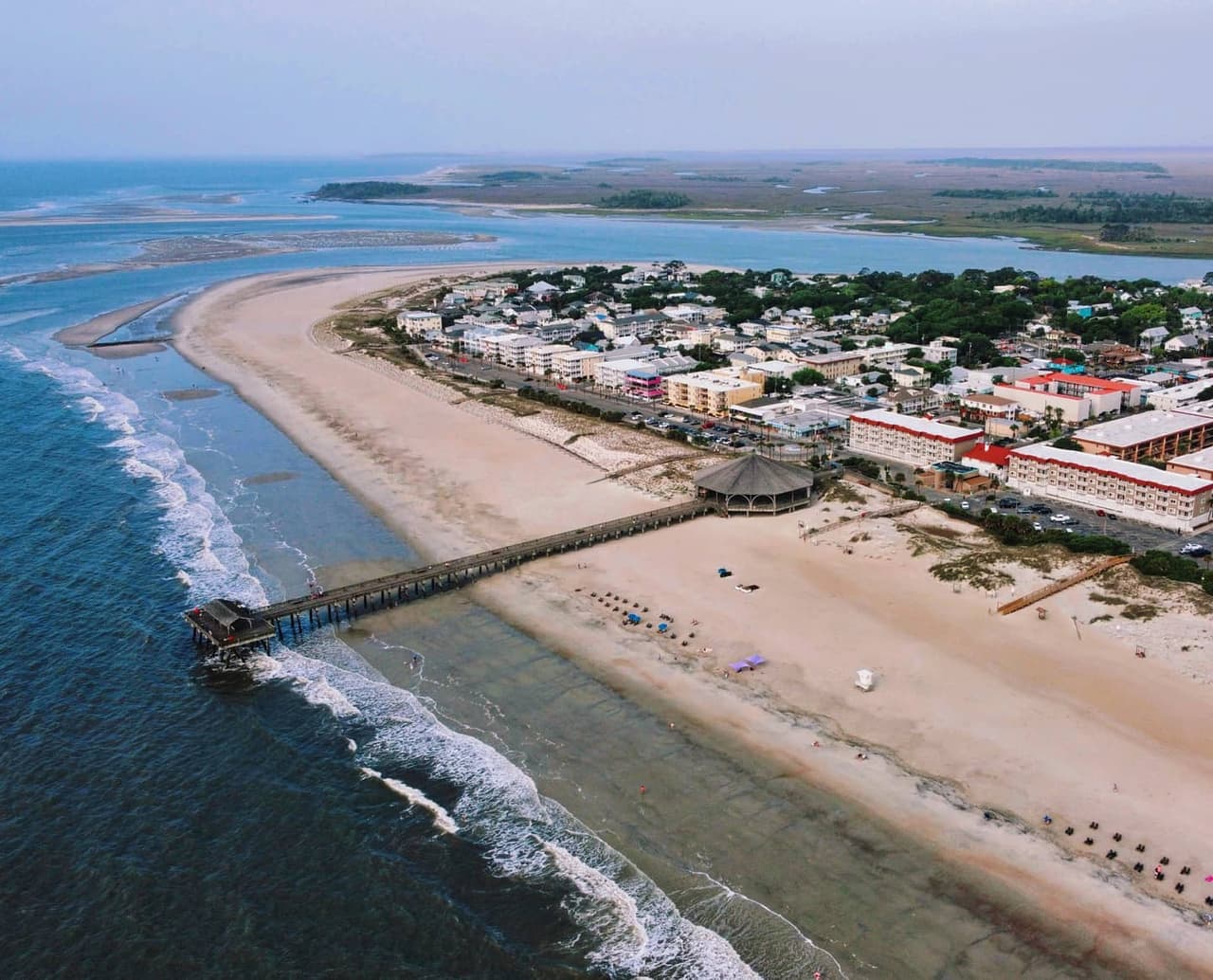 <b>Savannah Beach </b>
<br>Sitio web:
<a href="https://visitsavannah.com/tybee-island-savannahs-beach">https://visitsavannah.com/tybee-island-savannahs-beach</a>
<br>
<b><a href="https://goo.gl/maps/nrQdbPWnGKcbXf3A6">Cómo llegar</a> </b>
<br>
<br>Siente la brisa del océano Atlántico en Tybee Island, a solo 20 minutos del centro de Savannah. Ponte cómodo en encantadoras cabañas y posadas, donde el tiempo se ralentiza y las decisiones más importantes del día son decidir dónde colocar las sillas de playa y qué comer para la cena.