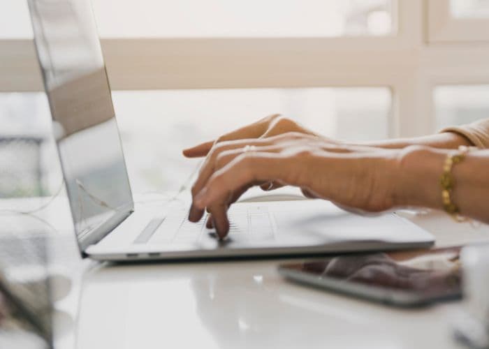 ¿Podrá la IA salvarnos de la rutina? Empleados pierden la mitad del día en tareas inútiles