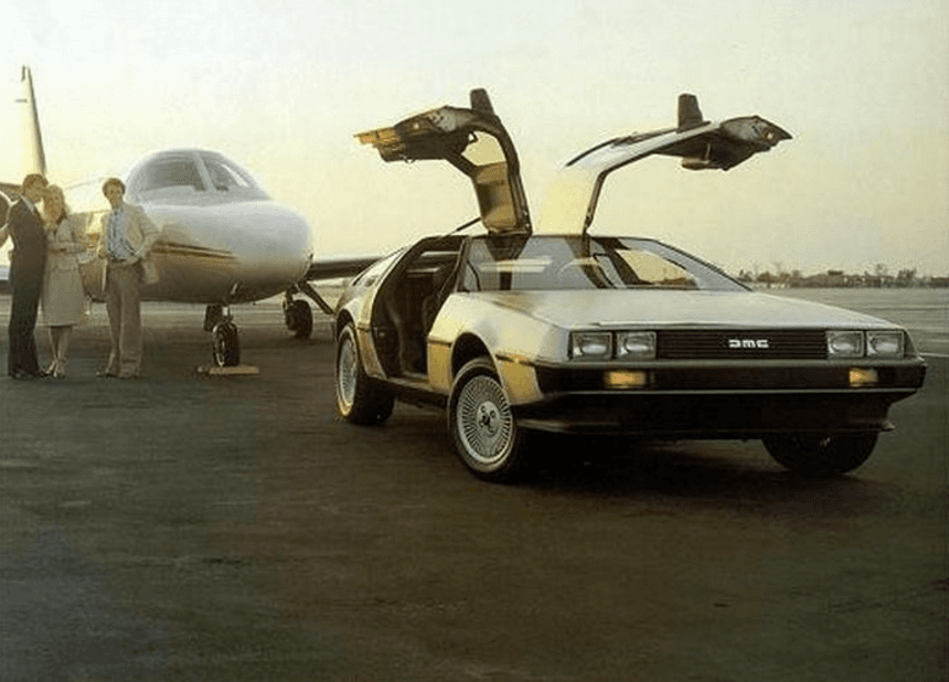 <h3 class="cms-h3-H3">DeLorean DMC-12</h3>
<br>Sus puertas ‘ala de gaviota’ tan características se convertían en un peligro en caso de accidente ya que atrapaban a los ocupantes dentro de la cabina. El hecho de que la carrocería de acero inoxidable estuviera montada sobre un chasis de fibra de vidrio tampoco lo hacía el más seguro. Tras de un impacto a 50 mph (80 km/h) el carro quedaba como una lata aplastada.