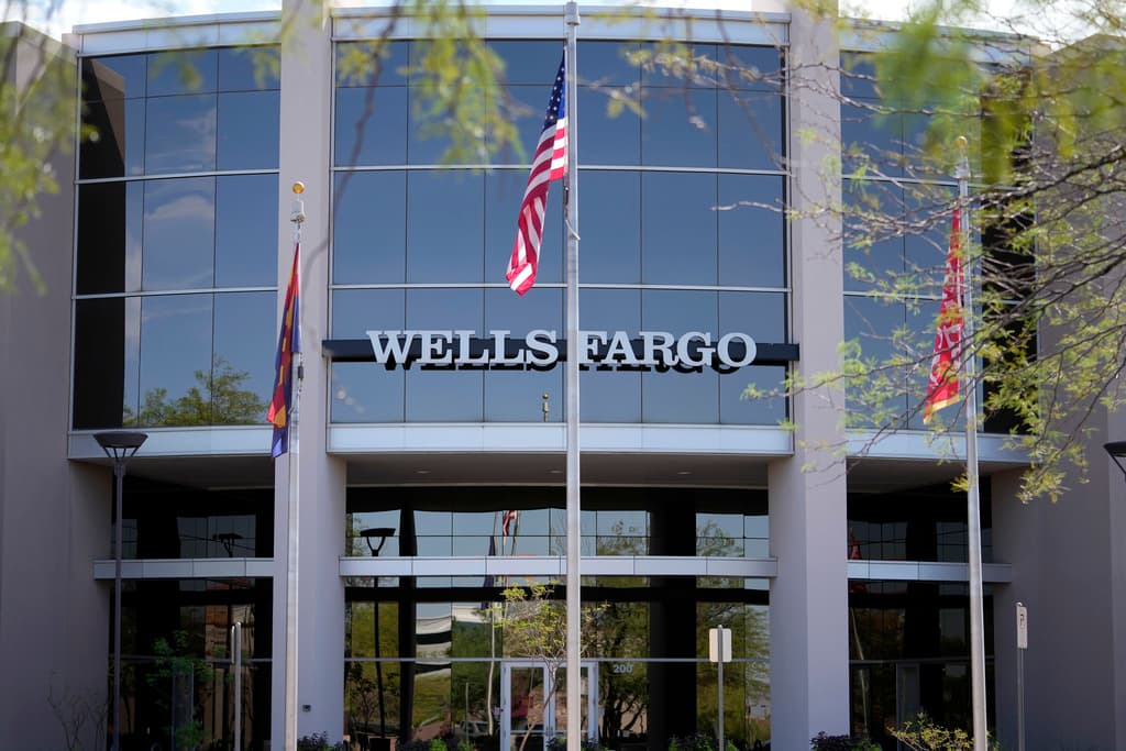 Empleada de Wells Fargo es hallada sin vida en su escritorio varios días después: ¿por qué nadie lo notó?