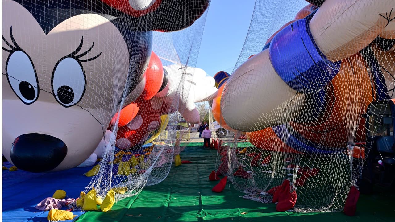 <b>¿Quiénes participarán este año?</b>
<br>
<br>Dentro de los artistas que estarán en el espectáculo se encuentran Bishop Briggs, Kylie Cantrall, Chlöe, Dan + Shay, Dasha, J
<b>immy Fallon & The Roots</b>, Coco Jones, Walker Hayes, Ariana Madix, Joey McIntyre, Idina Menzel,
<b>Natti Natasha</b>, T-Pain, Rachel Platten, Lea Salonga, The Temptations, The War and Treaty, Alex Warren y
<b> Sebastián Yatra</b>.
<br>
<br>
<b>¿Se pueden ver los globos un día antes?</b>
<br>
<br>Si, puedes ver el proceso de inflado un día antes entre la 1:00 y las 6:00 pm en un acceso disponible en la West 72 y Columbus Avenue.
<br>