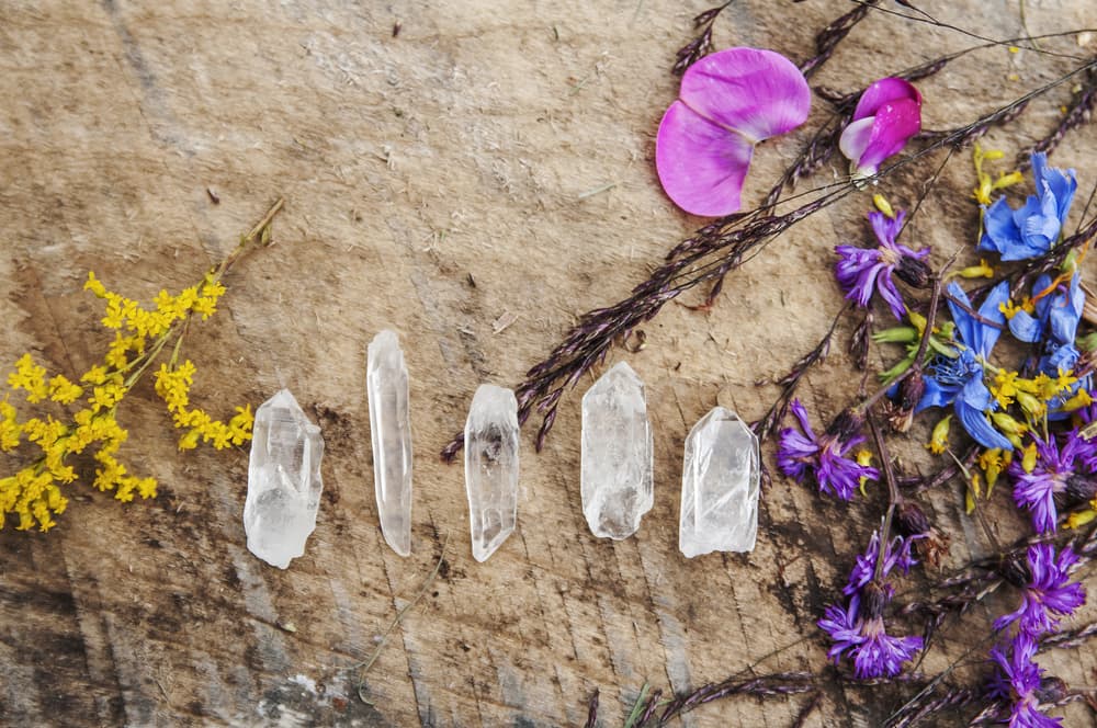 <h3 class="cms-H3-H3">Cuarzo transparente </h3>
<br>Se le considera el más puro de todos. Entre sus propiedades más importantes está el de despejar la mente, conseguir el balance y la armonía.
<br>