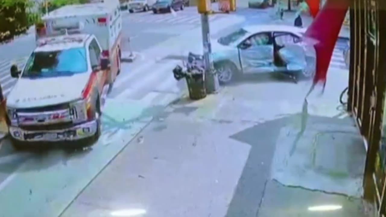 Al menos 3 heridos en Harlem tras impactante choque entre una ambulancia y una camioneta