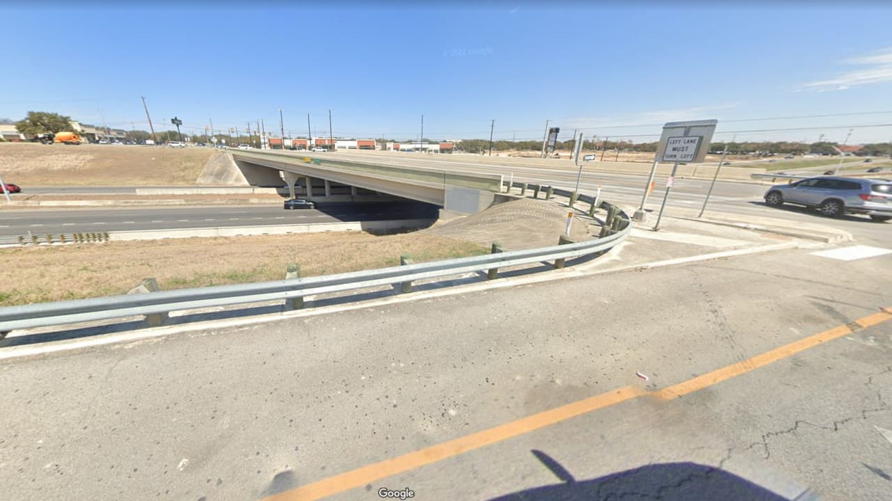 Se impacta camión contra puente: cierran carriles de la Carretera 1604 en San Antonio