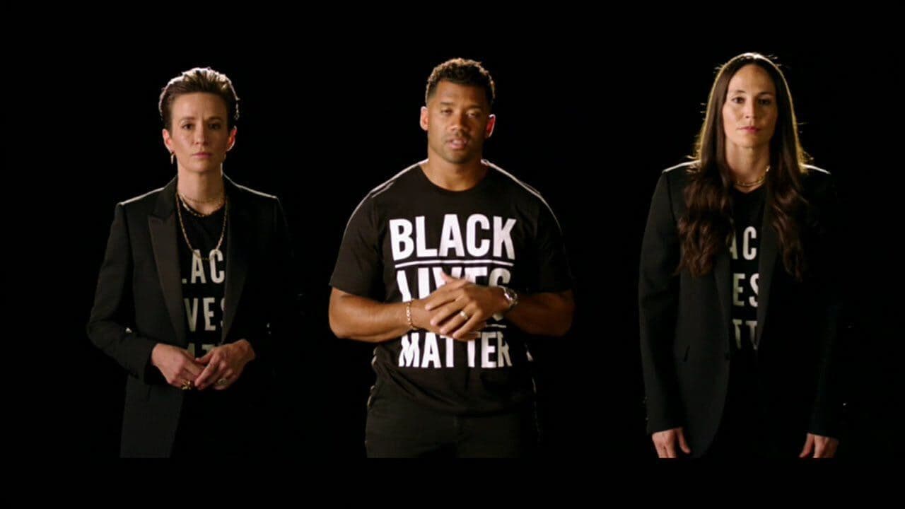 Russell Wilson, Megan Rapinoe y Sue Bird usan camisetas BLM