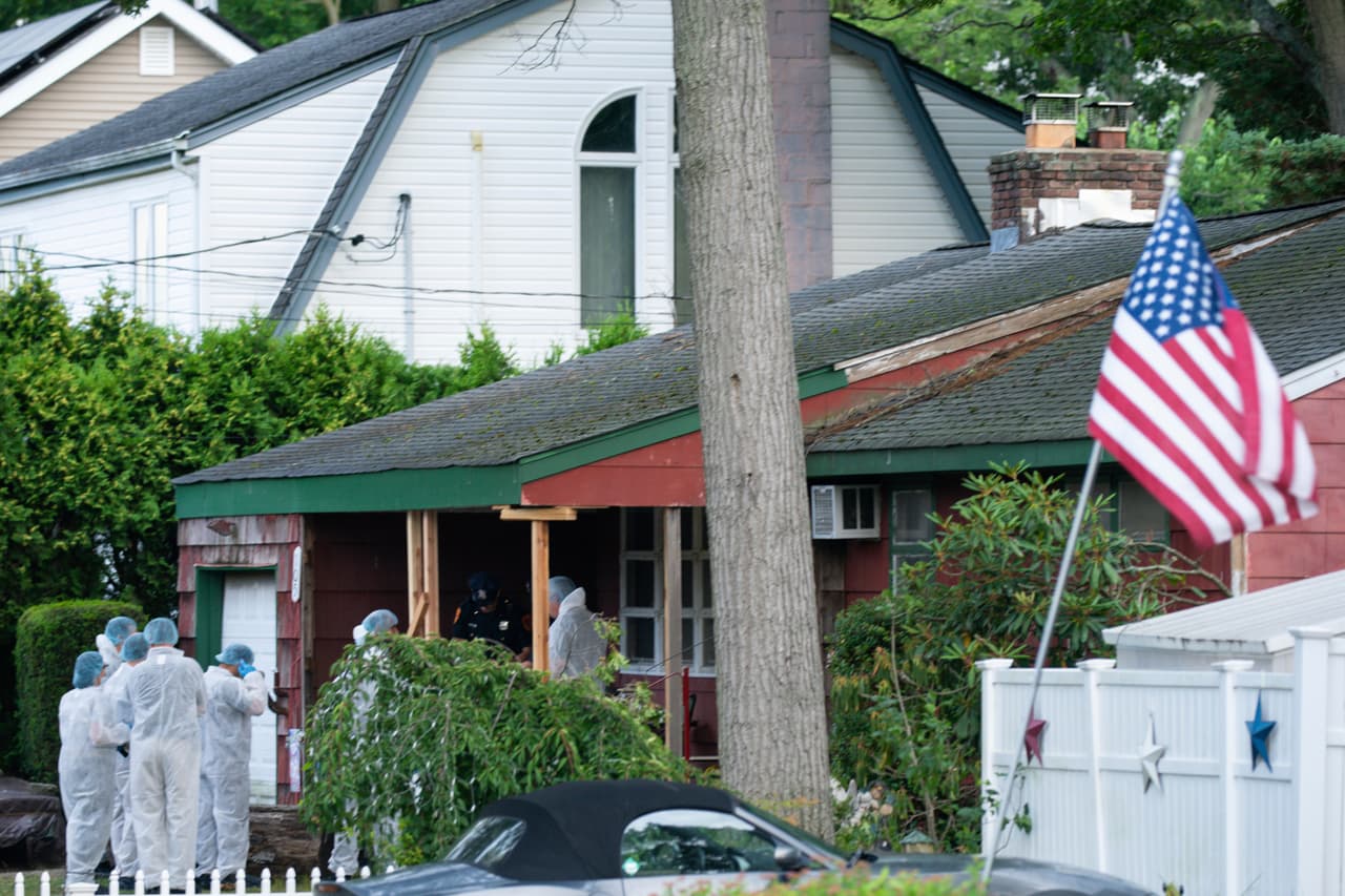 Investigadores criminales toman muestras en la casa de Massapequa Park, donde arrestaron al sospechoso de los asesinatos de Gilgo Beach.
