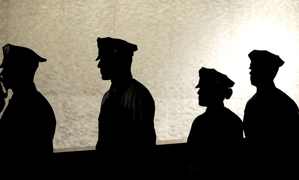 Así mismo informó que NYPD ha contratado y entrenado a más agentes, y que desde enero 2022 cuenta con 400 agentes para los nuevos Equipos de Seguridad Vecinal del NYPD.