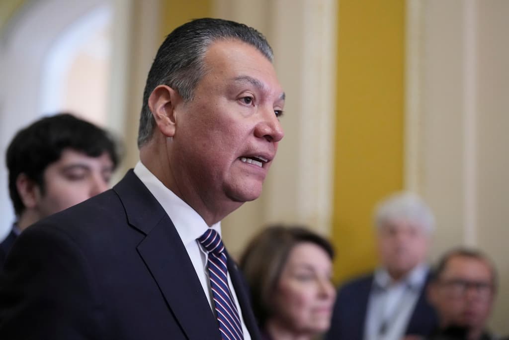 El emotivo relato ante el Congreso del senador Alex Padilla tras ser expulsado y esposado de una conferencia de Kristi Noem