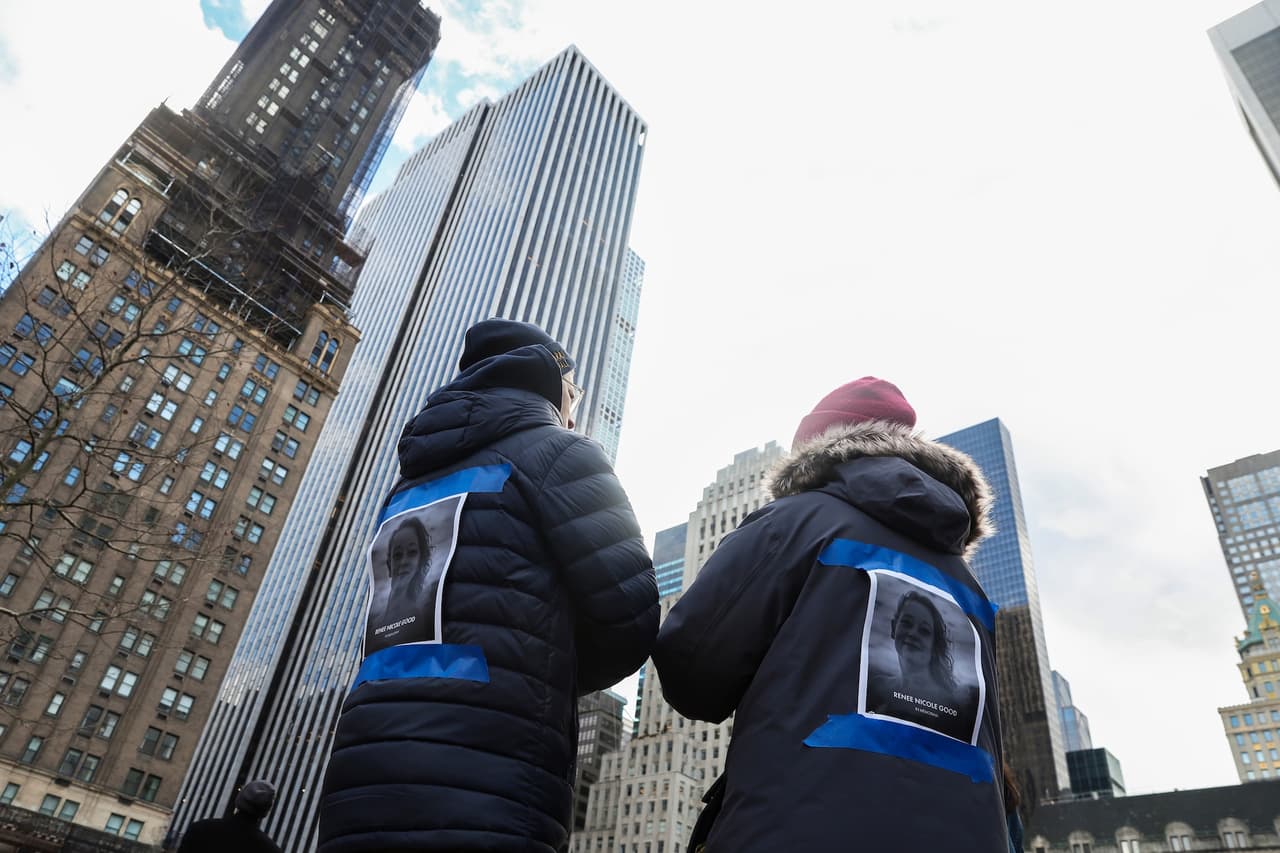 El asesinato de Renee Good ha sido descrito por críticos como un
<b>uso excesivo de la fuerza y ha intensificado la oposición contra ICE </b>y a las redadas federales, las cuales se han extendido agresivamente por todo el país desde el inicio de la segunda administración de Donald Trump.