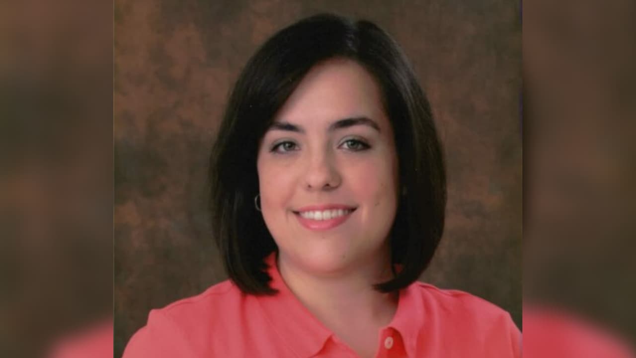 <b>SEPTIEMBRE 2023</b>
<br>
<br>A
<b><a href="https://www.univision.com/local/houston-kxln/fijan-fianza-james-paul-anderson-empleado-cleveland-isd-asesinar-esposa" target="_blank">Victoria Lynn Anderson</a></b>, de 34 años, sus familiares y amigos la recuerdan como una persona muy creativa, a quien le gustaban todo tipo de artes y manualidades. Le encantaba hornear y decorar pasteles y galletas, y tenía especial talento como maquilladora.
<br>
<br>Ella fue asesinada a tiros el 24 de septiembre en su casa en Kingwood, al norte de Houston, en frente de su hijo de 3 años, mientras pedía ayuda al 911 porque su esposo amenazaba con dispararle.
<br>
<br>James Paul Anderson, de 37 años y esposo de la víctima, fue acusado del asesinato. Él era Jefe del Departamento de Educación Especial de Santa Fe Middle School.