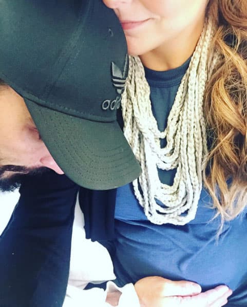 "Sabemos lo duro que es separarnos aunque sea por un ratito pero a la vez el saber todo el amor que existe entre los 3 me da la tranquilidad de poderme ir sabiendo que nada será más fuerte que nosotros".