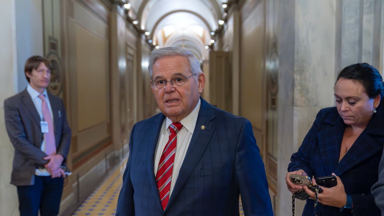 Por qué la negativa de Bob Menéndez a renunciar es un riesgo para el Partido Demócrata