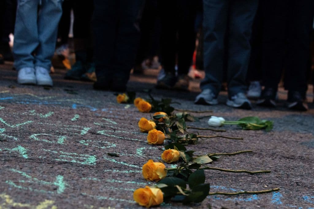 Sin embargo, la estadística realmente puede ser mucho mayor, ya que las definiciones de lo que es un tiroteo masivo son diversas pero en general refieren a incidentes en los que
<b>hayan muerto 4 o más personas por heridas de bala</b>. Según algunas fuentes, también se cuenta que los tiroteos hayan ocurrido en lugares públicos.