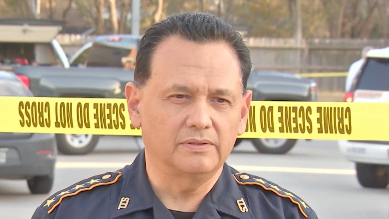 Agente del sheriff del condado de Harris dormía en su casa cuando lo hirieron de bala