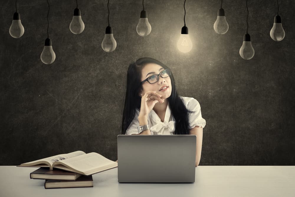 <b>Sagitario</b>
<br>
<b>El movimiento retrógrado de Saturno por tu signo te pone en estado de alerta para no precipitarte a la hora de tomar decisiones.</b>
<br>Abril es un mes para analizarlo muy bien desde el principio, sagitariano. Veamos por partes: tu regente Júpiter, sigue retrógrado. Saturno, el planeta que pasa cada 30 años por tu signo entrará retrógrado el día 6 y también habrá movimientos similares de Plutón y Mercurio. Sin embargo, Venus, entrará directo a mediados de mes y el dinamismo es increíble. ¿Qué puedes esperar? Este mes tus ideas fluyen a tu mente muy afiladas y debes diferenciar las que tienen base real de las suposiciones, solamente así tomarás buenas decisiones.