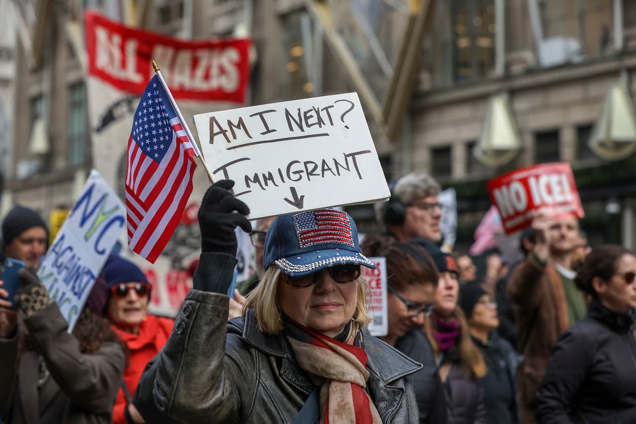 Protestas en Nueva York incluyeron discursos de activistas que denunciaron lo que consideran una
<b>política migratoria autoritaria,</b> pidiendo el control ciudadano sobre acciones federales en comunidades locales.