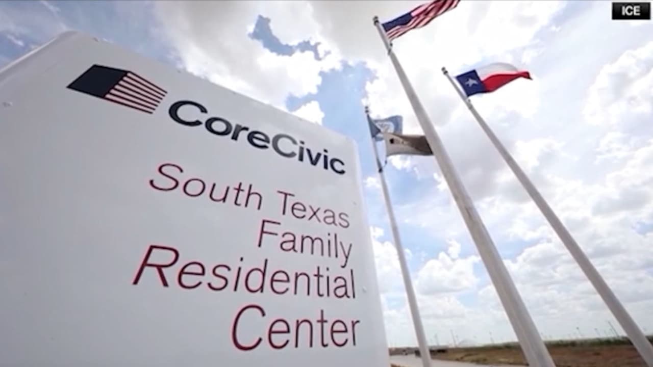 El
<b>Centro de Procesamiento de Inmigración de Dilley</b>, ubicado a poco más de una hora al sur de San Antonio, Texas, es una de las instalaciones que ha alojado a miles de familias migrantes bajo custodia de
<b>ICE </b>desde su construcción en 2014, originalmente diseñado para albergar hasta 2 400 personas en un solo complejo familiar.