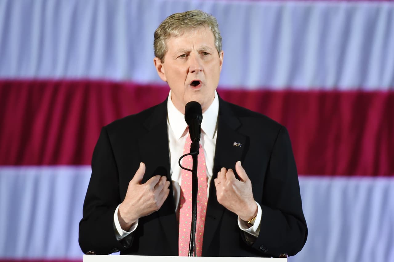 <h3 class="cms-H3-H3">Senador John Kennedy, de Louisiana</h3>
<br>
<br>🗳️ El senador ocupa el cargo desde 2017 y busca la reelección este noviembre.
<br>
<br>🗳️ “Desde cualquier punto de vista, las denuncias de fraude e irregularidades en las elecciones de 2020 superan cualquiera en nuestras vidas”, escribió en un comunicado difundido el 2 de enero de 2021.
<br>