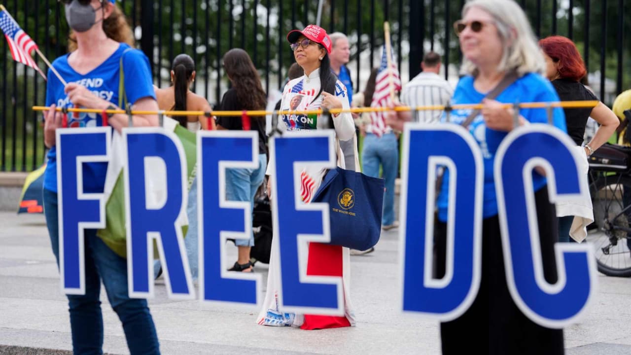 Red de ayuda en DC se activa con líneas y voluntarios ante aumento de fuerzas federales
